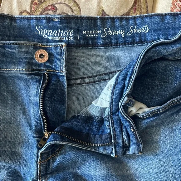 Women’s size 14 Signature By Levi Strauss & Co Modern Skinny Denim Jean Shorts - Picture 5 of 9